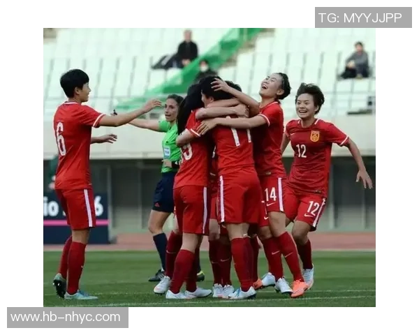 足球明星意外受伤拄拐杖现身街头引发球迷关心与热议